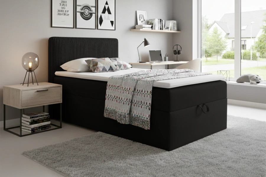 Modernes Schlafzimmer-Design mit schwarzem Boxspringbett, Nachttisch und hellem Teppich.