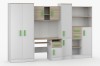 Schreibtisch-Kombination für Kinder mit viel Stauraum und grünen Details in Holzoptik.