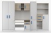 Frontalansicht: Kinderzimmer-Set Weiß-Eiche mit blauen Griffen, Schreibtisch und Schränke.