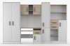 Frontale Ansicht der Jugendzimmer-Schrankwand in Weiß und Eiche mit lila Griffen und funktionalem Design.