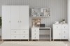 Modernes Kinderzimmer-Set in Weiß: Schrank, Schreibtisch und Regal vor grauer Wand mit Dekoration.