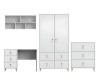 Skandinavische Möbel in Weiß: Set aus Schrank, Kommode, Schreibtisch und Wandregal mit hellen Holzfüßen.