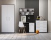 Stilvolles Jugendzimmer mit grau-weißen Möbeln vor einer gestreiften Wand, Schreibtisch und Schrank.
