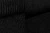 Stoffdetails in Schwarz: Nahaufnahme von Cord-Struktur und glattem Möbelstoff.
