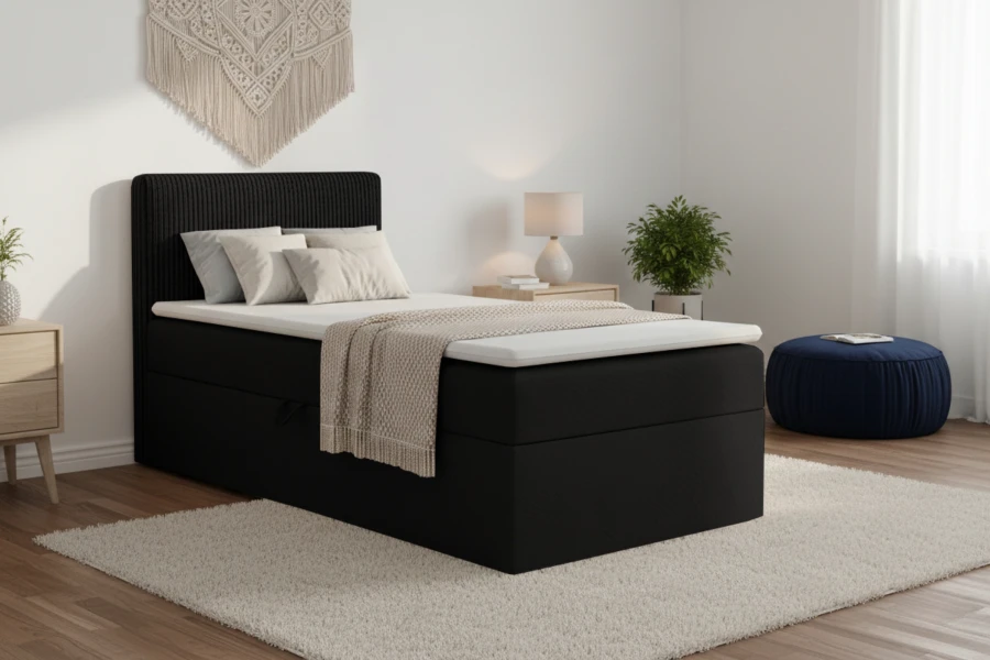 Stilvolles Schlafzimmer mit schwarzem Einzelbett, dekorativen Kissen und Teppich.