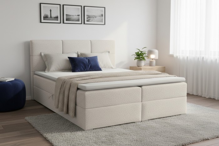 Modernes beiges Boxspringbett mit gepolstertem Kopfteil in hellem Schlafzimmer