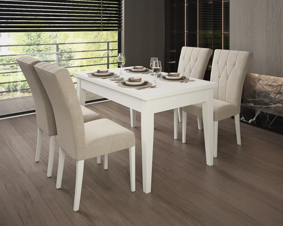 Esszimmer Set bestehend aus weißem Tisch und beigen gepolsterten Stühlen.