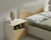 Nahaufnahme eines Nachttischs und Kopfteils in harmonischer Holz- und Beige-Kombination.