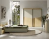 Modernes Schlafzimmer mit Holzbett und großem Schiebetürenschrank in Eiche und Weiß.