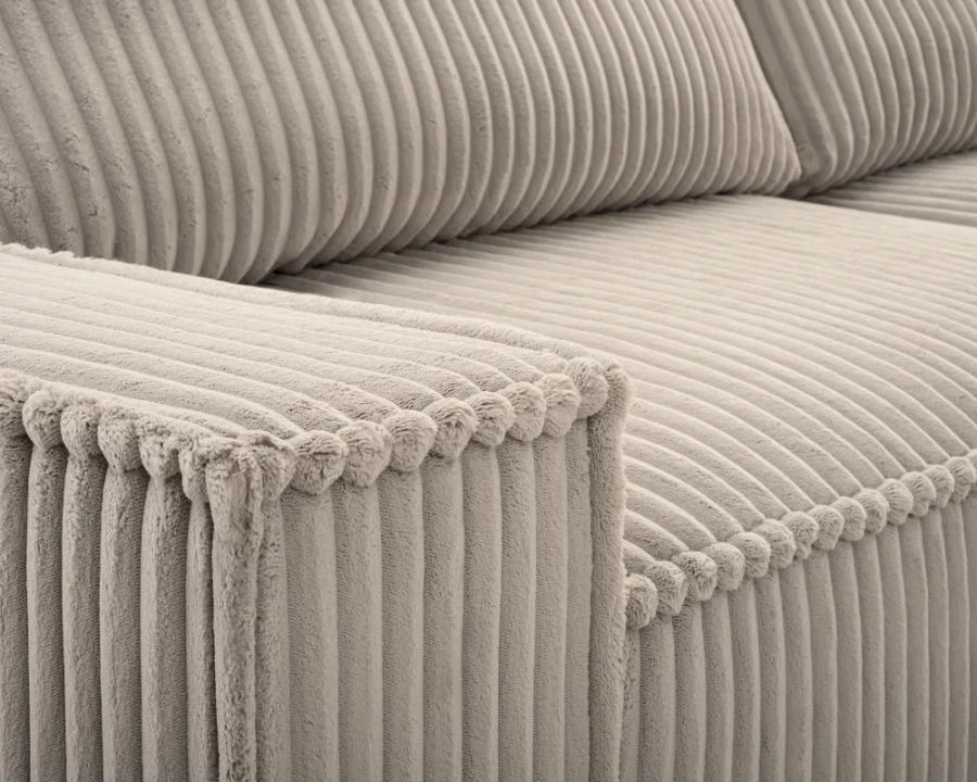 Detailaufnahme der feinen Cord-Struktur eines hellen Sofas.