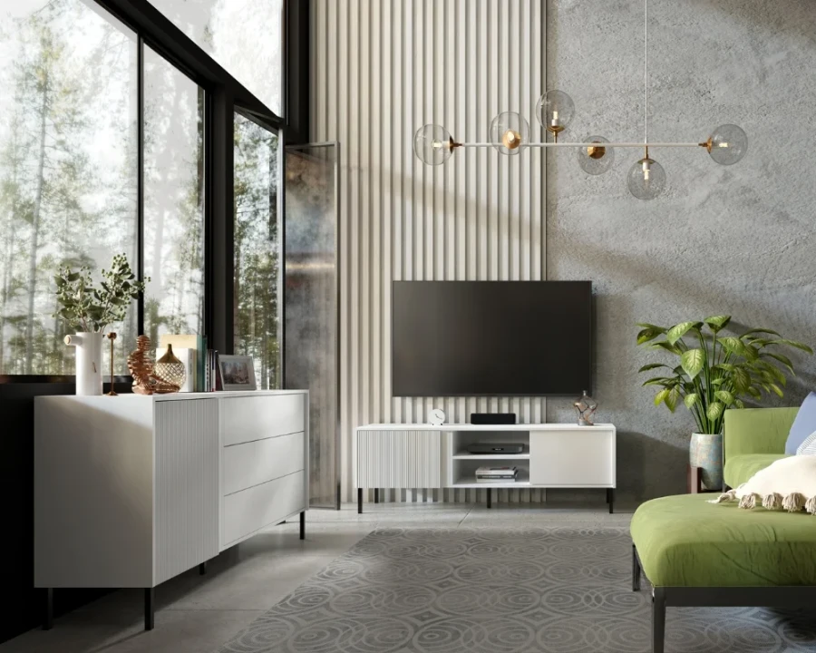 Hell eingerichtetes Wohnzimmer mit weißen Design-Möbeln, grüner Couch und großem Fenster zum Wald.