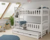 Wit stapelbed in een ingerichte kinderkamer met decoratie en veel daglicht.