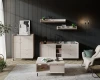 Wohnzimmer-Set mit Sideboard, Couchtisch und Wandregalen in hellem Beige.