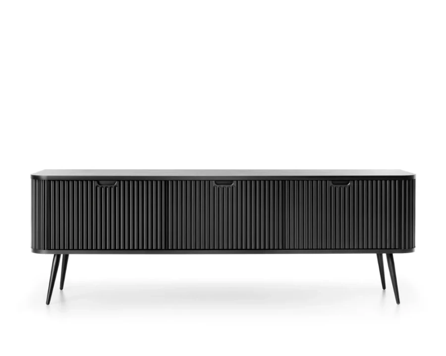 Frontansicht: Schwarzes Lowboard mit Lamellenstruktur und schwarzen Metallbeinen.