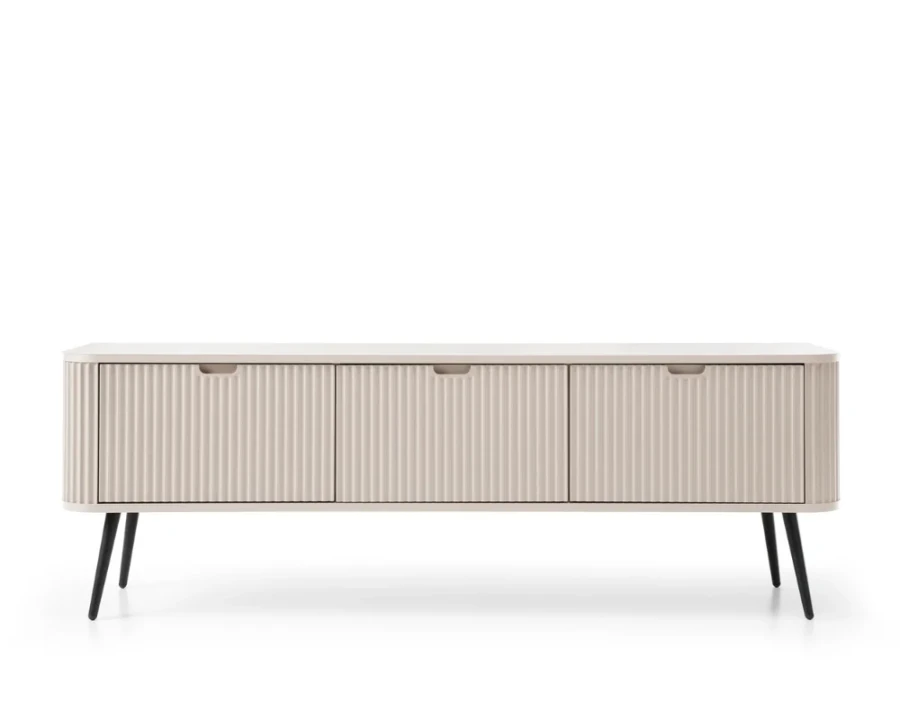 Modernes beiges TV-Board mit geriffelter Front und schwarzen Beinen.