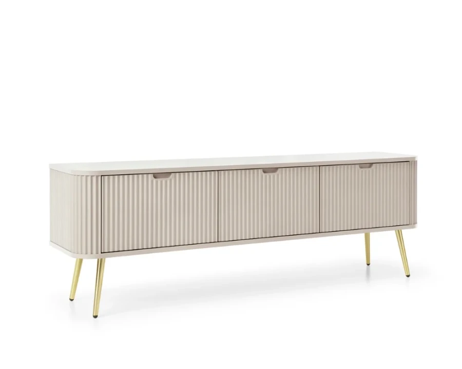 Modernes Lowboard in Beige mit geriffelter Front und goldenen Beinen.