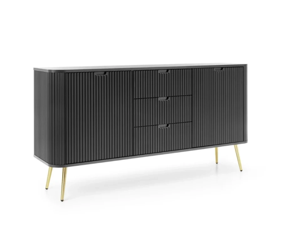 Elegantes schwarzes Sideboard mit Riffeloptik und schrägen goldenen Metallfüßen.
