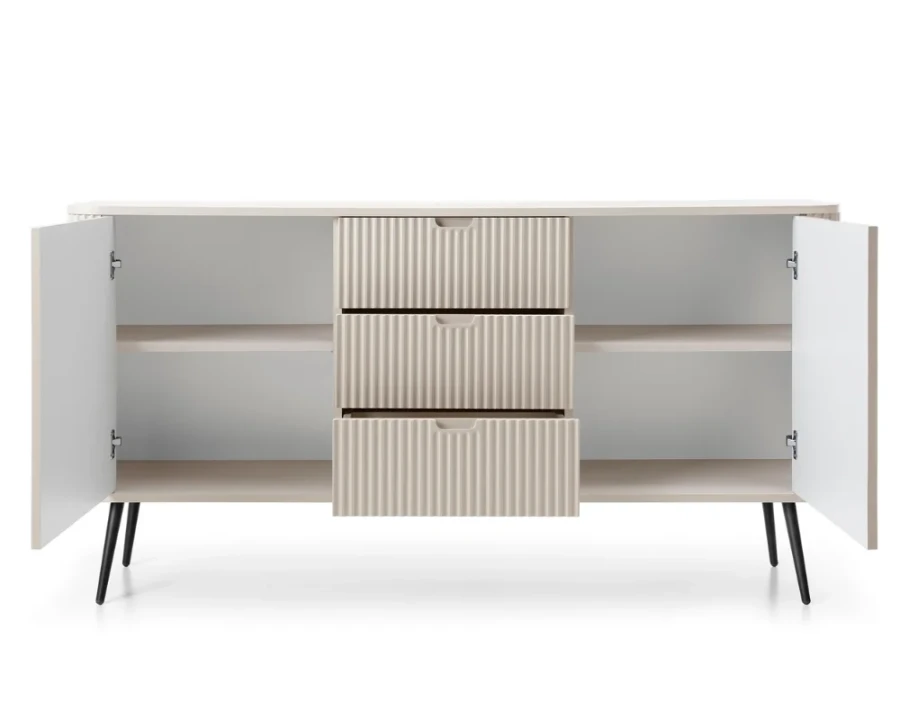 Beiges Sideboard mit weit geöffneten Türen und drei ausgezogenen Schubladen zeigt großzügigen Stauraum.