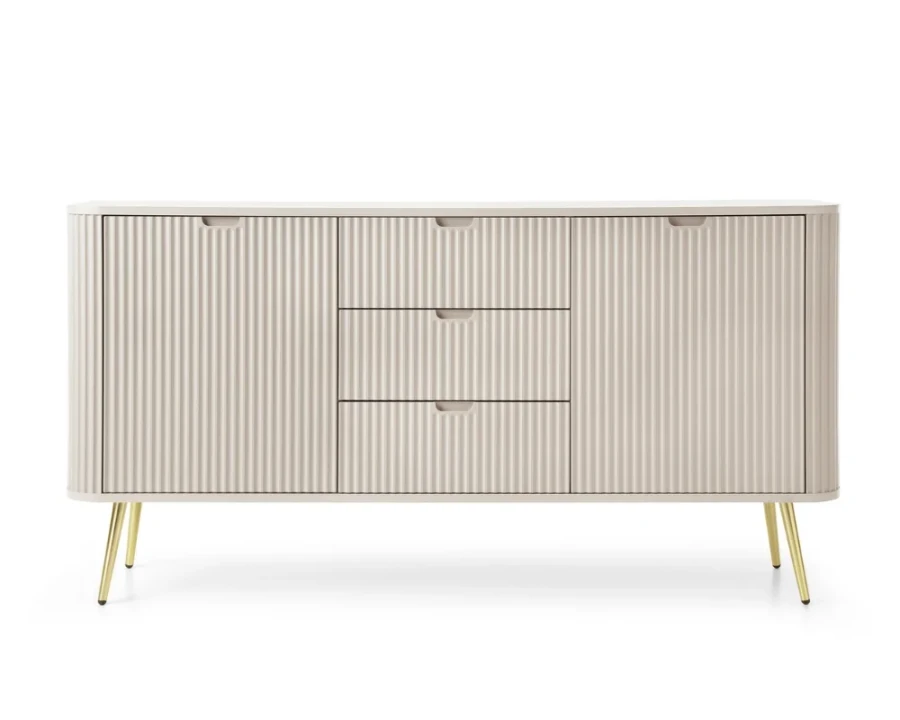 Elegantes beiges Sideboard mit Rillenstruktur und goldenen Beinen, Frontansicht auf weißem Grund.
