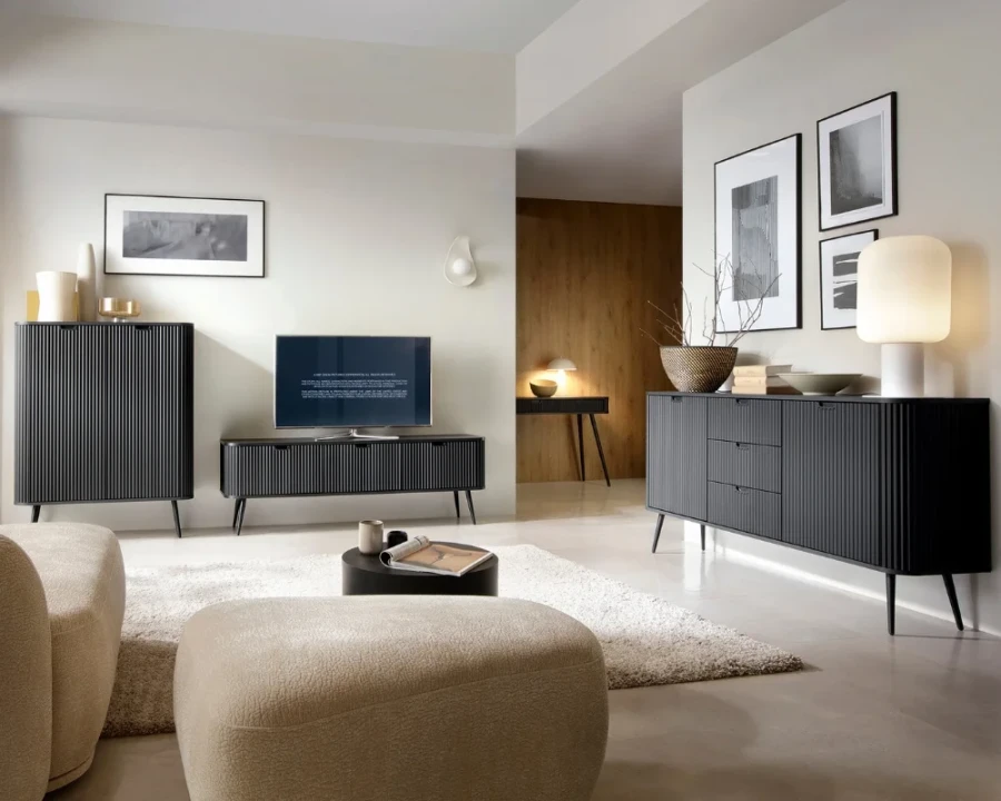 Stilvolles Wohnzimmer-Ambiente mit passenden schwarzen Möbeln wie Highboard, TV-Unterschrank und Sideboard.