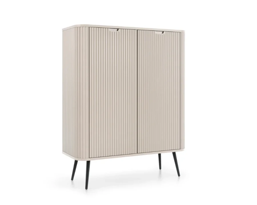 Beiges Sideboard mit vertikaler Riffeloptik und schwarzen Metallfüßen auf weißem Hintergrund.