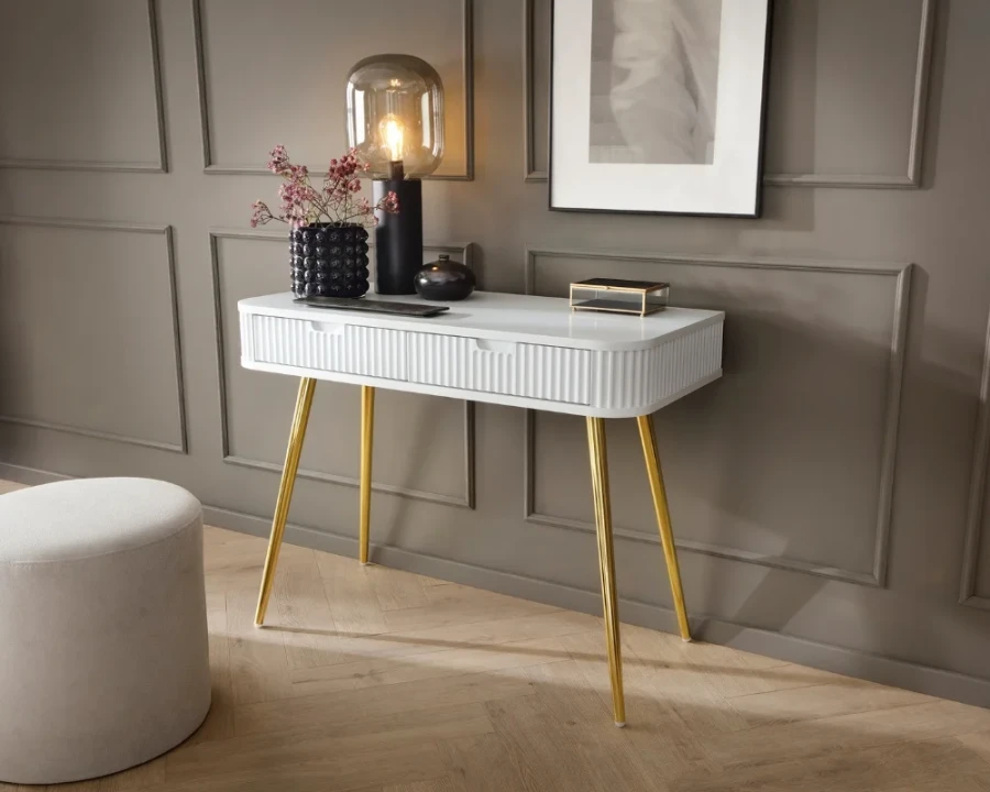 Stilvolles Interieur mit weißem Konsolentisch auf Goldbeinen, dekoriert mit Lampe und Vase.