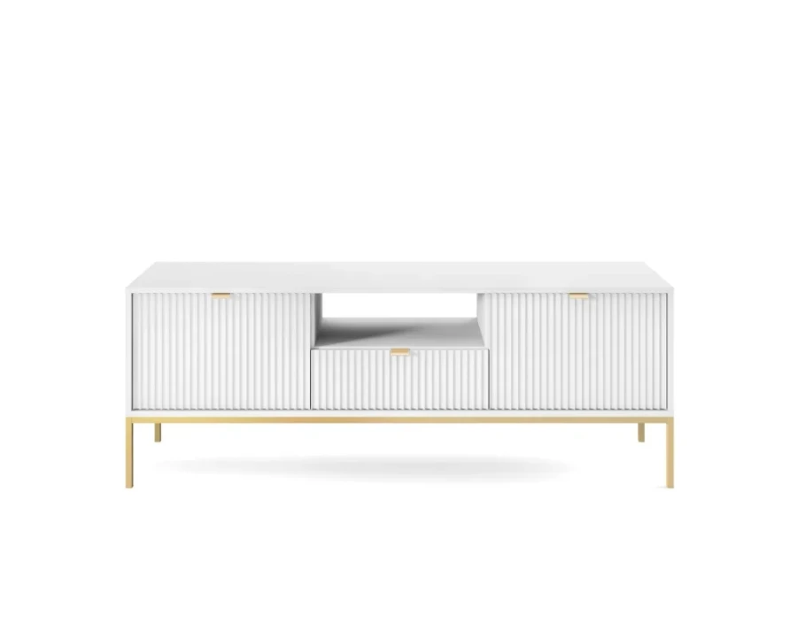 Modernes TV-Lowboard in Weiß mit geriffelter Front und goldfarbenen Metallfüßen, Frontansicht.