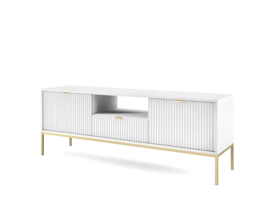Perspektivische Ansicht eines weißen TV-Lowboards mit eleganter Riffel-Optik und goldenen Beinen.
