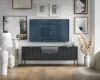Schwarzes TV-Board in einem wohnlichen Ambiente mit weißer Ziegelwand und Deko.
