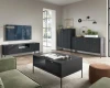 Modernes Wohnzimmer-Set in Schwarz mit Lamellenfronten, TV-Board und Couchtisch.