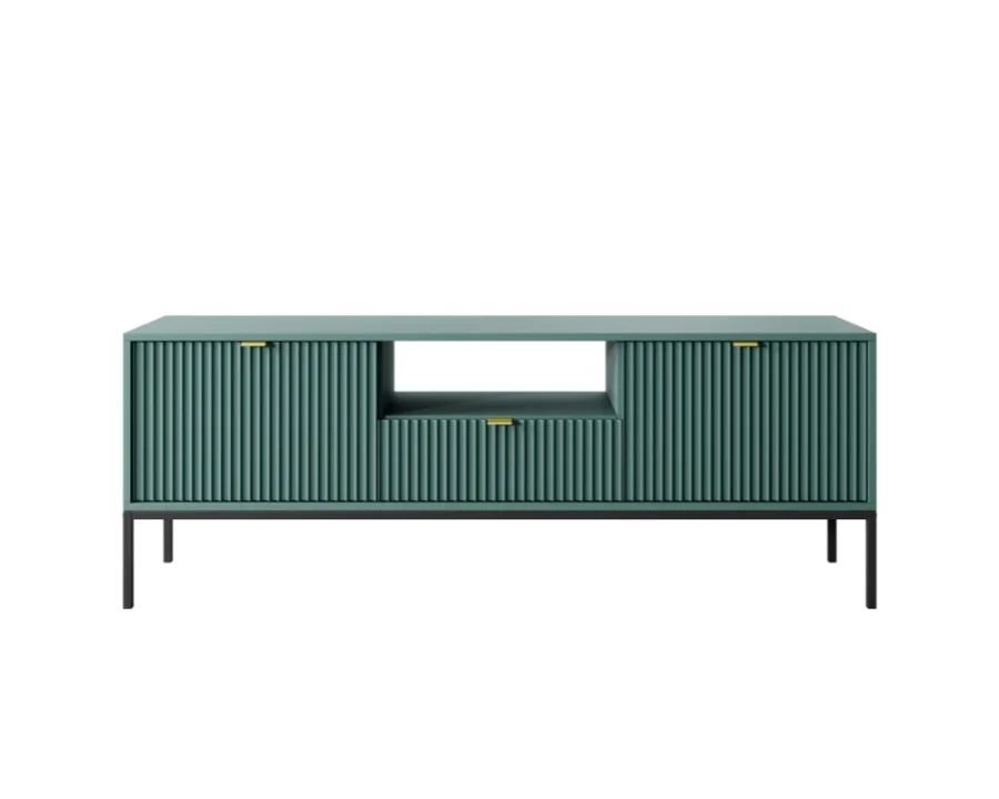 Modernes TV-Lowboard in Dunkelgrün mit geriffelter Front und schwarzen Metallfüßen.