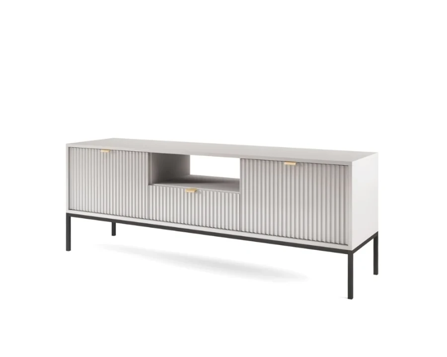 Perspektivische Ansicht eines grauen TV-Schranks mit Riffelmuster und schlanken schwarzen Beinen.