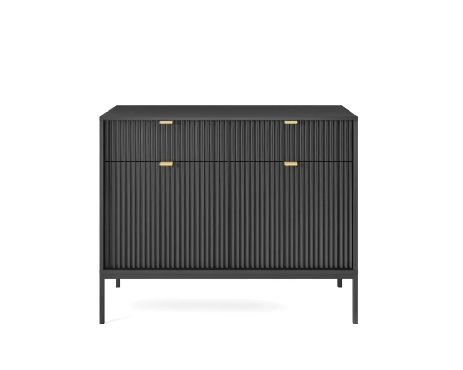 Moderne schwarze Kommode mit geriffelter Front und goldenen Griffen.