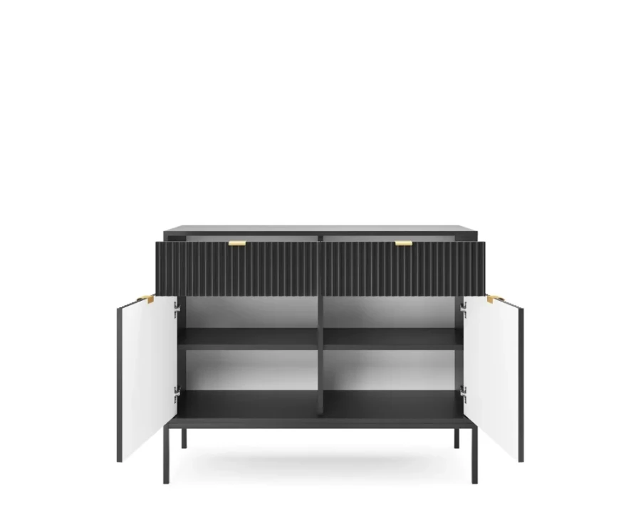 Geöffnete schwarze Kommode zeigt praktischen Stauraum mit Regalböden.