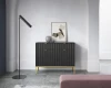 Elegantes schwarzes Sideboard in einem minimalistisch eingerichteten Wohnzimmer