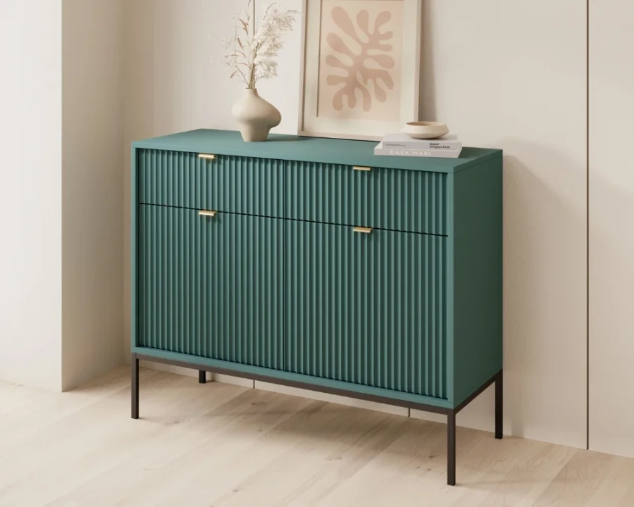 Grünes Design-Sideboard in hellem Wohnzimmer mit moderner Dekoration.