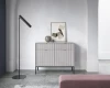 Stilvoll eingerichtetes Wohnzimmer mit hellgrauem Sideboard und moderner Stehlampe.
