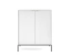 Weißes Highboard mit Riffeloptik, Goldgriffen und schwarzen Metallbeinen – Frontansicht.