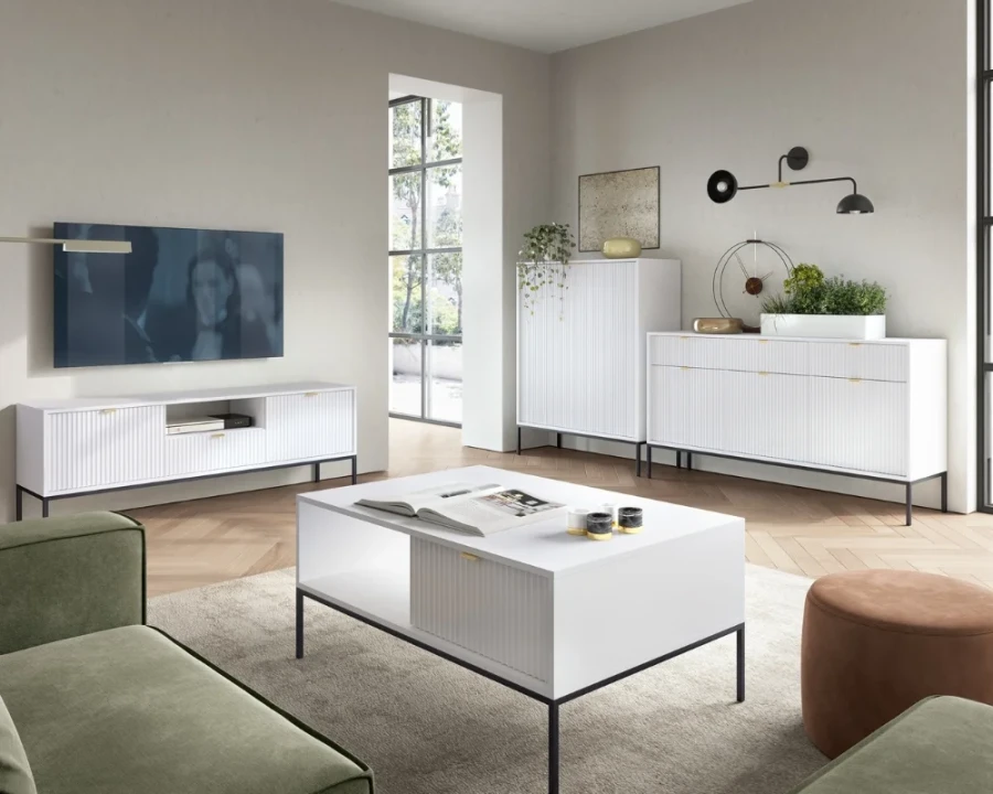 Modernes Wohnzimmer mit weißen geriffelten Möbeln, TV-Board und Couchtisch.