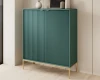 Stilvolles grünes Highboard mit Lamellen-Front und Dekoration in einem hell eingerichteten Zimmer.