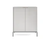 Moderner weißer Schrank mit Rillenfront und schwarzen Metallfüßen.
