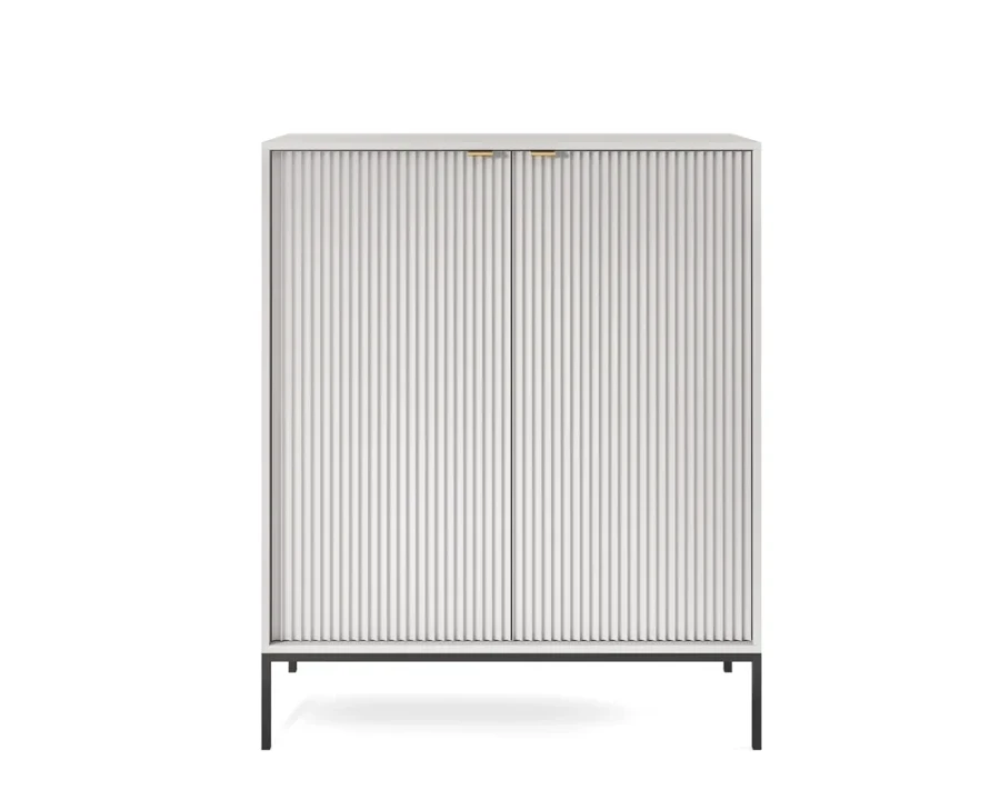 Moderner weißer Schrank mit Rillenfront und schwarzen Metallfüßen.