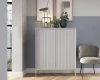 Weißes Highboard mit Rillenfront dekoriert mit Lampen und Pflanzen in modernem Wohnzimmer.