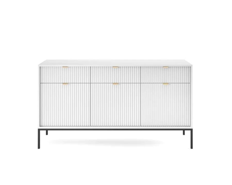 Breites weißes Sideboard mit vertikalen Rillen, Goldgriffen und schwarzen Metallbeinen.