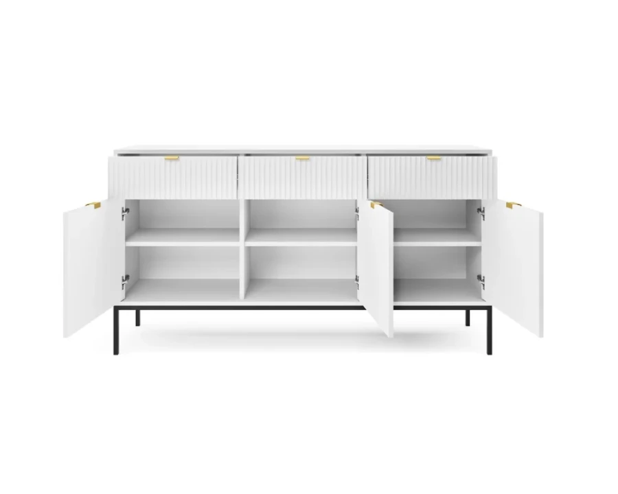 Weißes Sideboard mit geöffneten Türen und Schubladen, Rillenfront und schwarzen Metallbeinen.