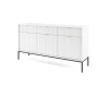 Modernes Sideboard in Weiß mit Rillenoptik, goldenen Griffen und schwarzen Metallfüßen.