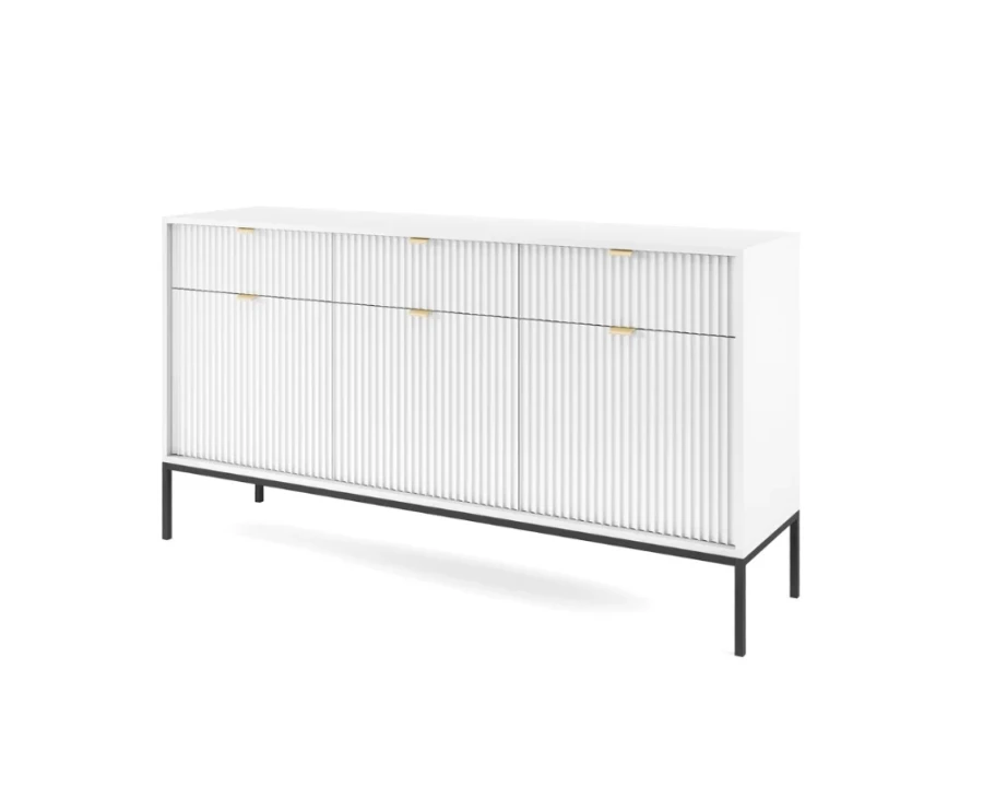 Modernes Sideboard in Weiß mit Rillenoptik, goldenen Griffen und schwarzen Metallfüßen.