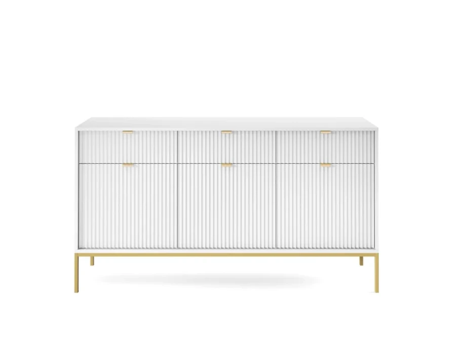 Modernes weißes Sideboard mit geriffelter Front und eleganten goldenen Beinen.