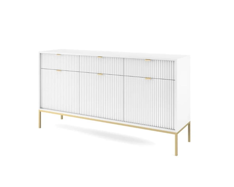 Seitenansicht einer weißen Kommode mit modernem Rillendesign und goldenen Griffen.