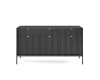 Schwarzes Sideboard mit Rillenfront und goldenen Griffen vor weißem Hintergrund.